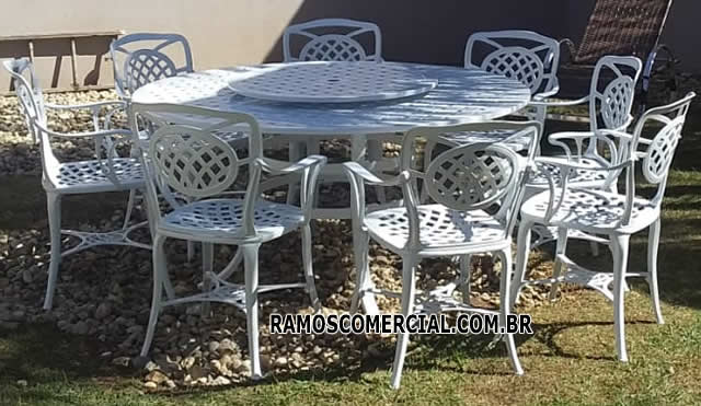 Mesa com tampo giratório