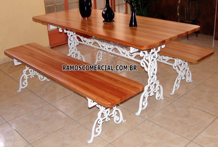 Mesa com 2 bancos