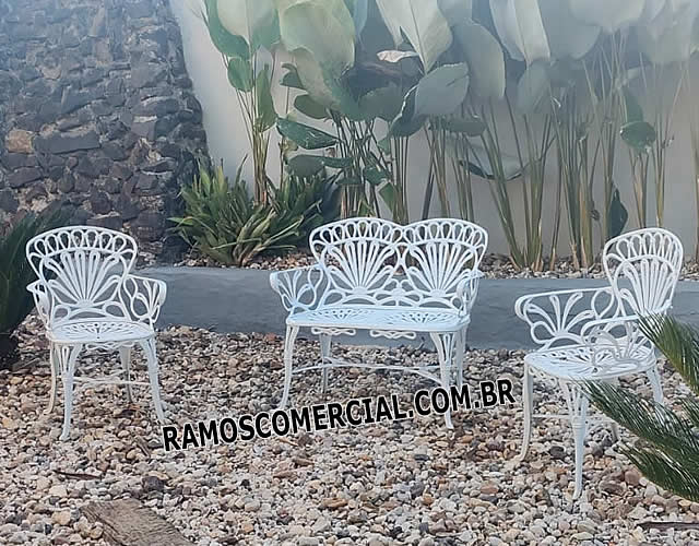 Conjunto de bancos para jardim