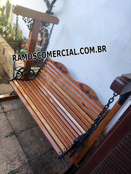 Balanço de madeira para jardim rústico