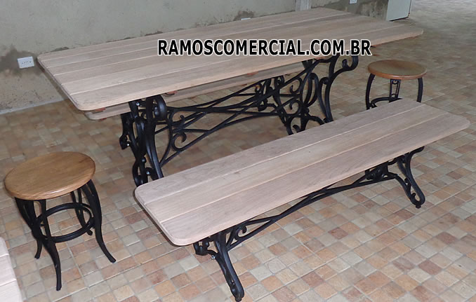 Mesa para área de churrasco