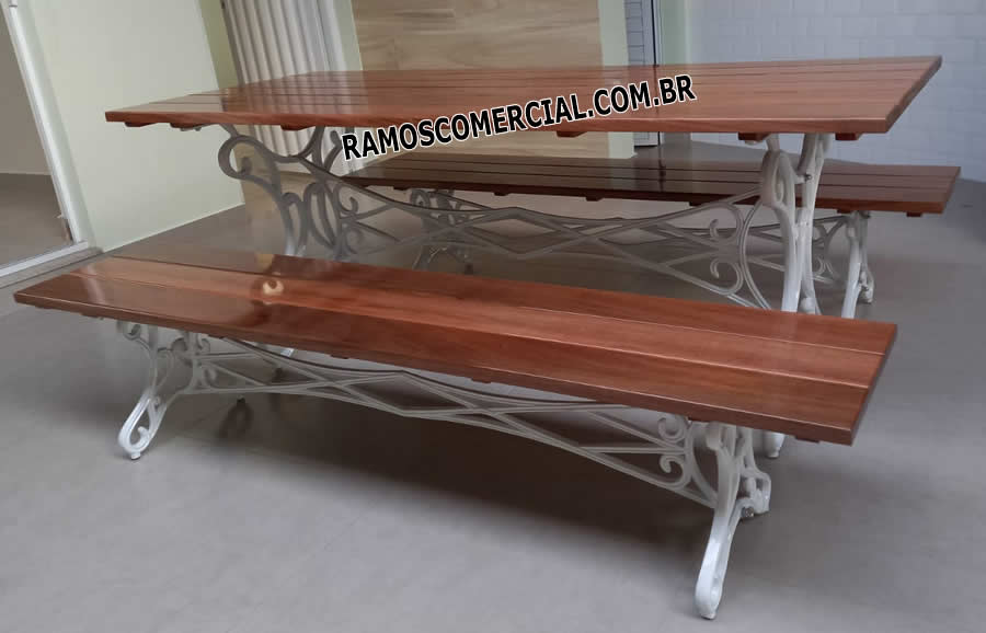 Mesa para área de churrasco