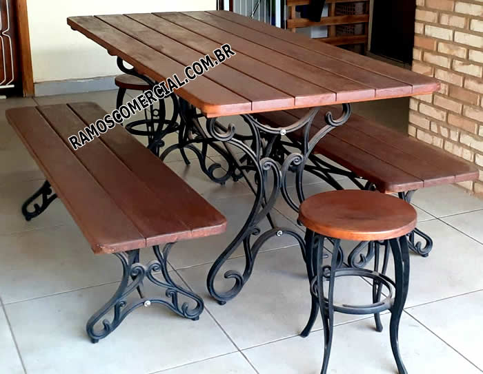 Mesa para área de churrasco